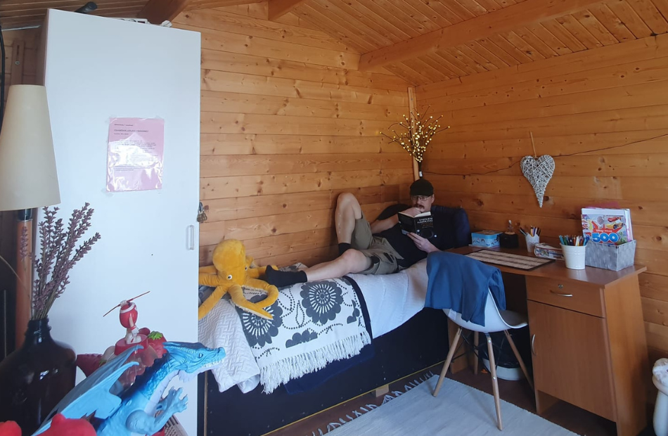 Kuvateksti: Blominkadun asukastoimikunnan varapuheenjohtaja Jouko Juvonen on ollut mökkiprojektin teknisenä toteuttajana. Juvonen on tyytyväinen lopputulokseen. 