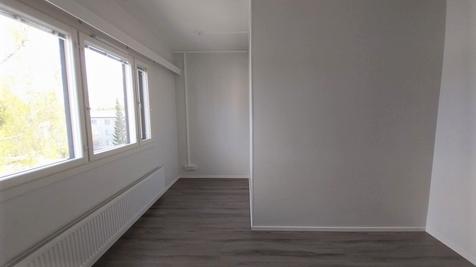 Huone, jossa esimerkiksi verhoilla erotettava työskentelypiste.
